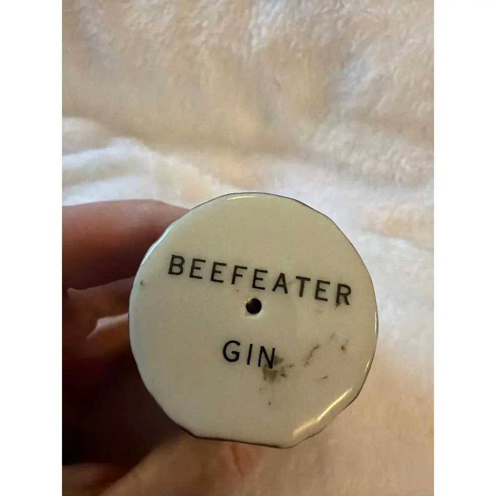 Vintage Beefeater Gin Ceramic Bottle Stopper Pourer Yeoman Barware Liquor Top